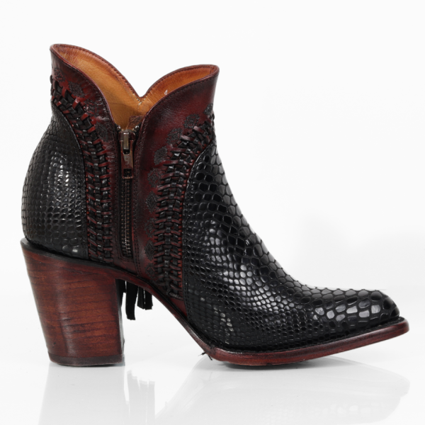 WOMEN'S FOOTWEAR MADE OF EMBOSSED BOVINE LEATHER, LEATHER