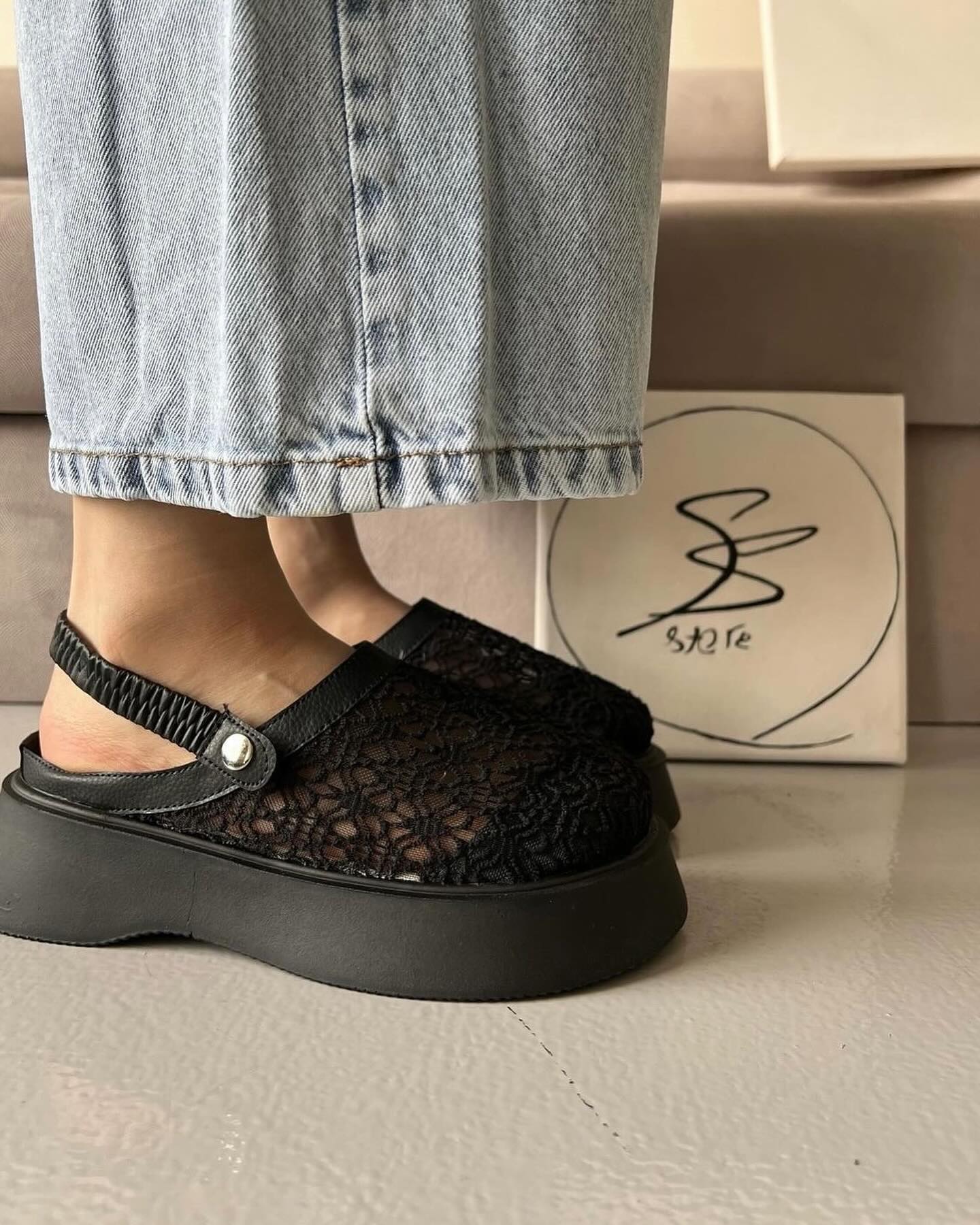 Embroidered Breathable Sandals