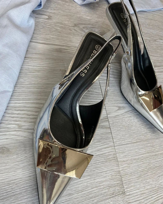 Classic and fashionable low-heeled shiny shoes