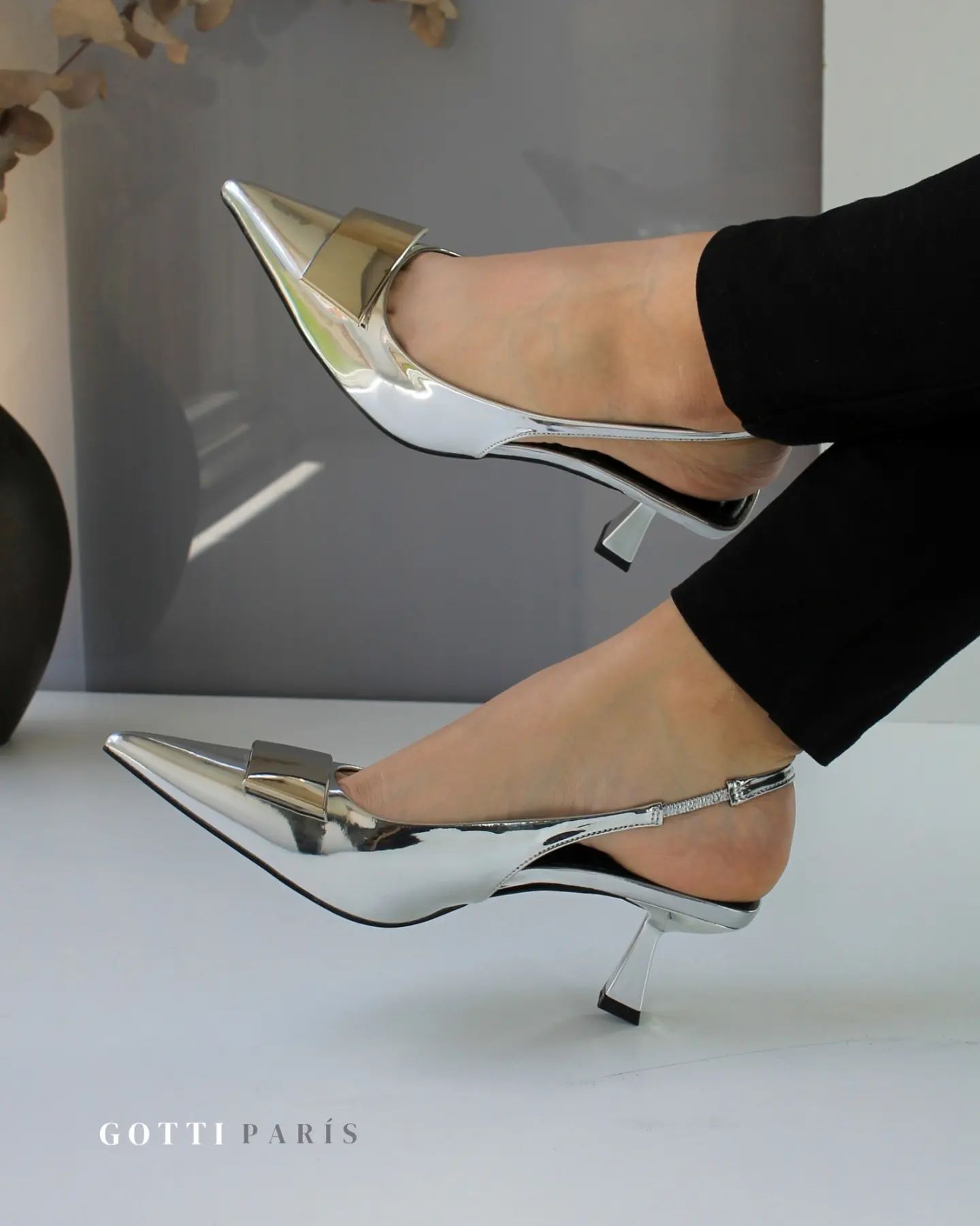 Classic and fashionable low-heeled shiny shoes