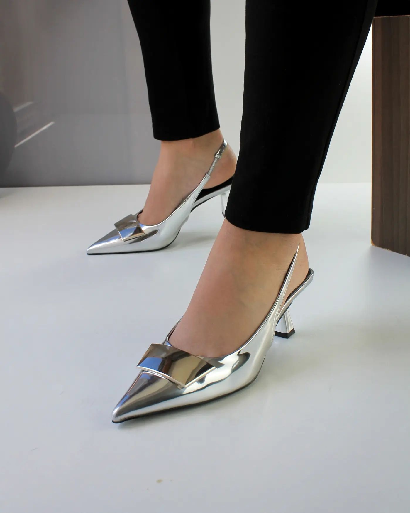 Classic and fashionable low-heeled shiny shoes