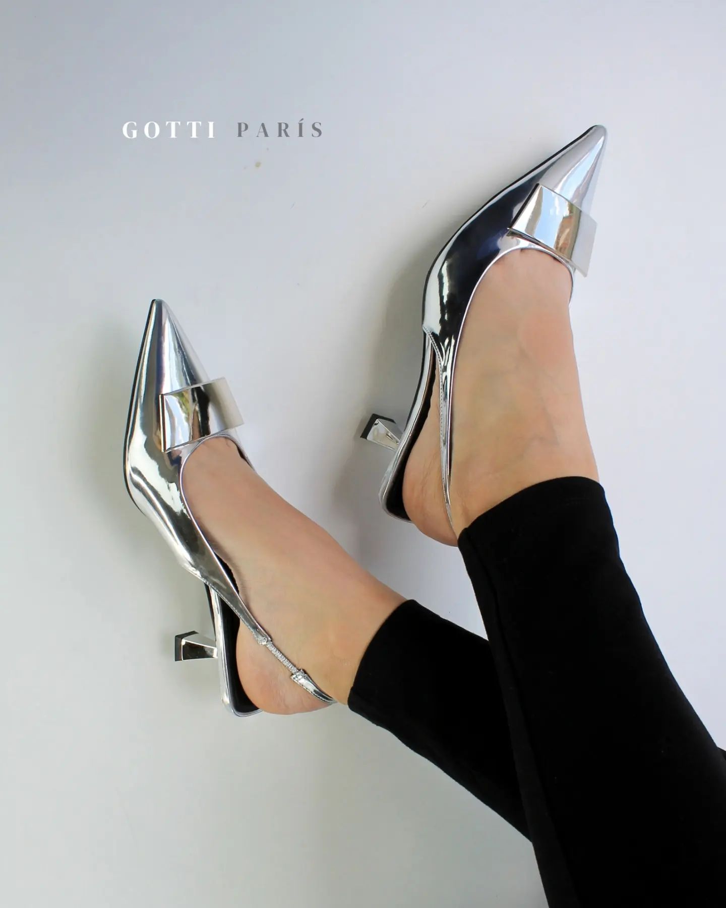 Classic and fashionable low-heeled shiny shoes