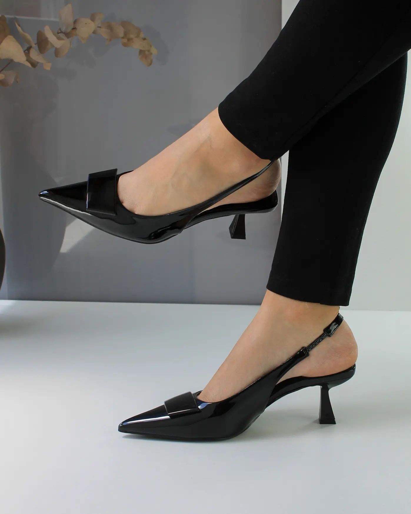 Classic and fashionable low-heeled shiny shoes