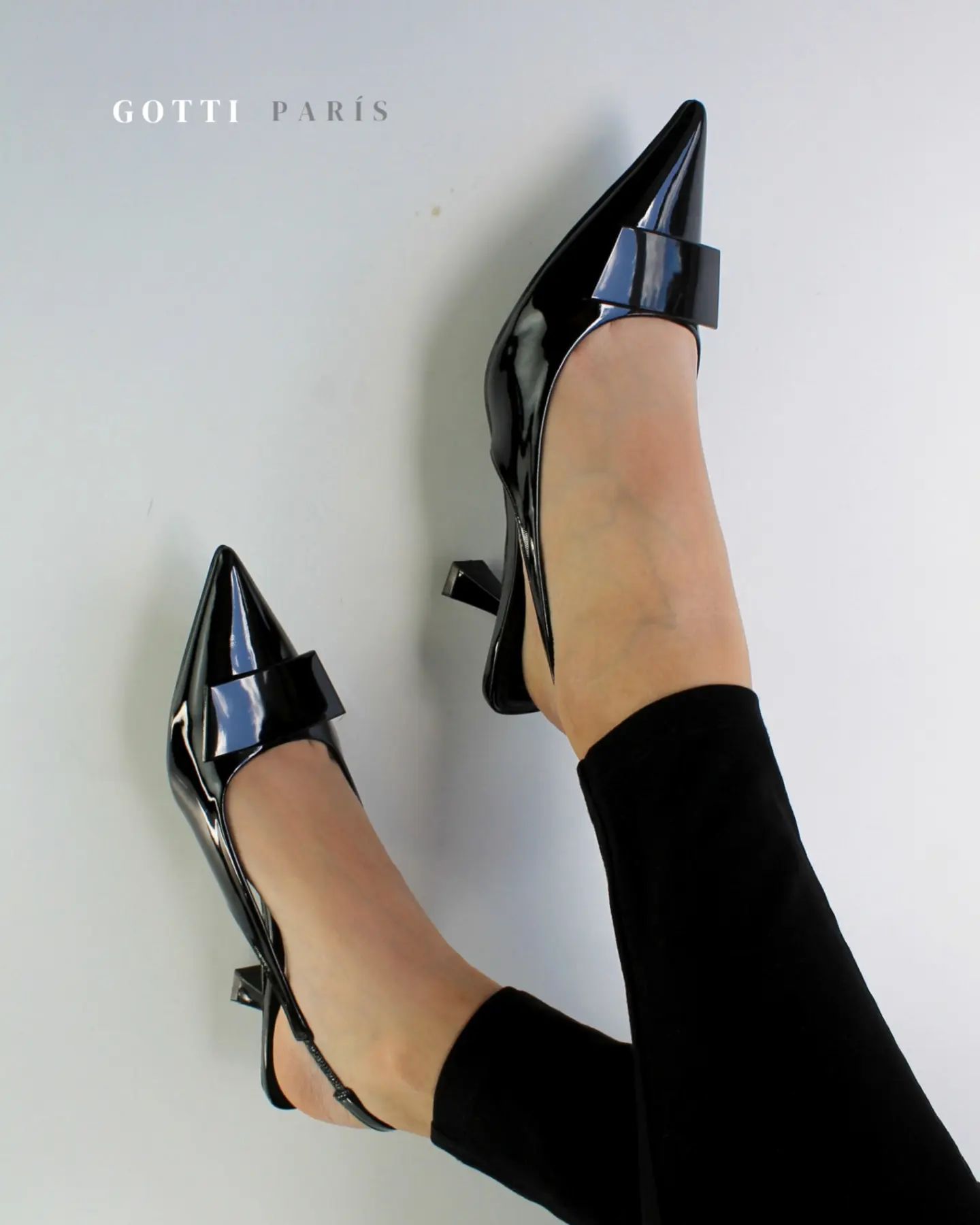 Classic and fashionable low-heeled shiny shoes