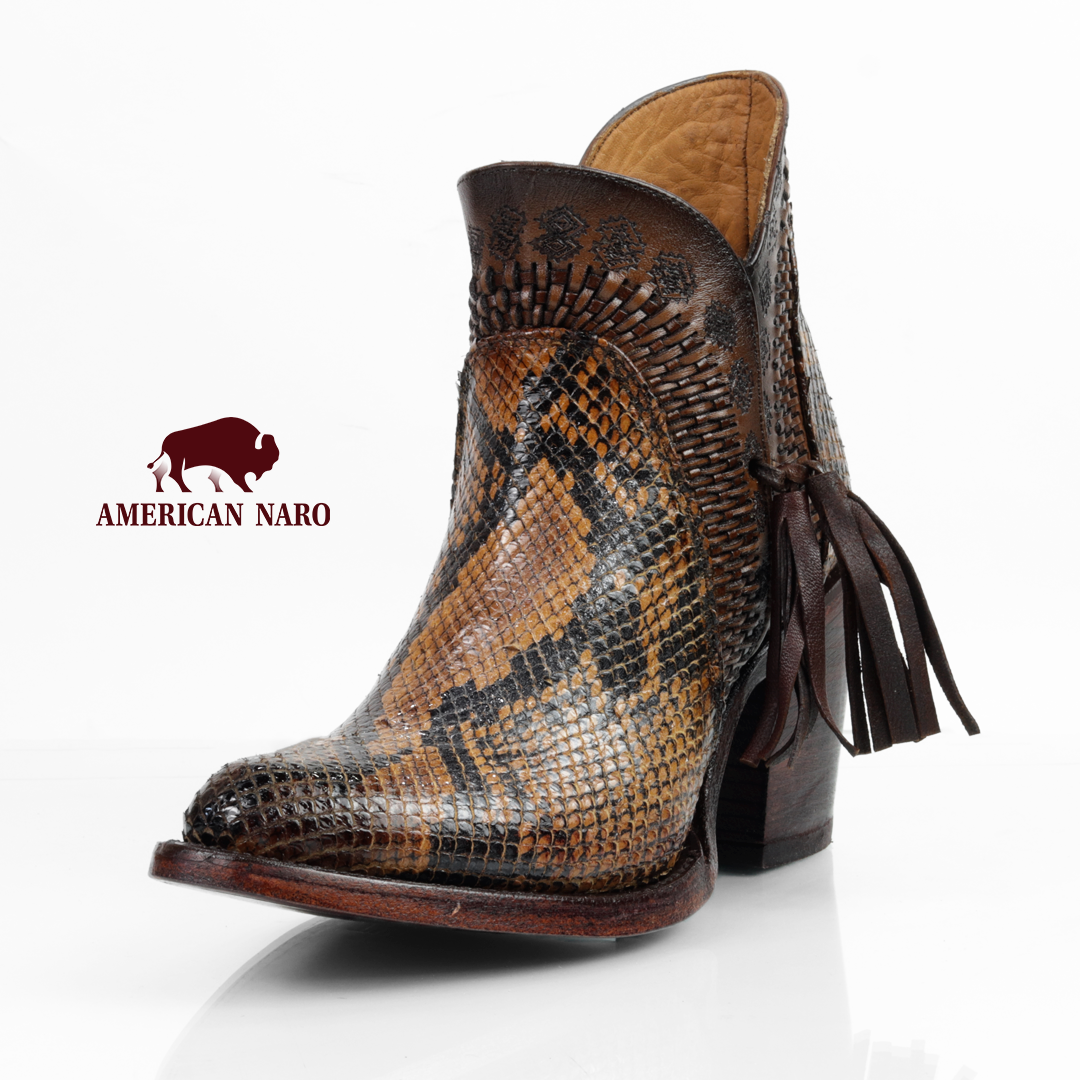 WOMEN'S FOOTWEAR MADE OF EMBOSSED BOVINE LEATHER, LEATHER